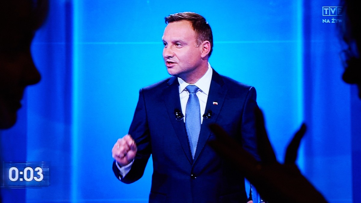 - W sferze niewerbalnej ważne było to, że Andrzej Duda przez cały czas nachalnie patrzył się na Bronisława Komorowskiego, wręcz agresywnie. (…) Jeśli dodamy do tego wyraźny tik, który ma Duda, a więc mruganie oczami, to całość już nie ma wydźwięku, o który Dudzie chodziło - mówi dr Konrad Maj, psycholog społeczny ze Szkoły Wyższej Psychologii Społecznej.