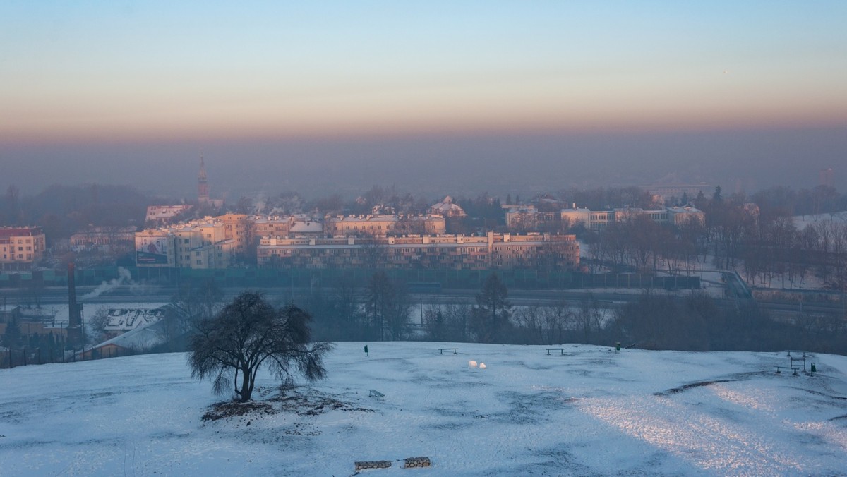 Smog dusi Krakowian. Dziś w nocy normy pyłu PM10 zostały przekroczone nawet o 700 procent. To nie wszystko. O ponad 1000 procent zostały przekroczone też normy pyłu PM2.5. Lekarze alarmują: kto może, niech nie wychodzi z domu.