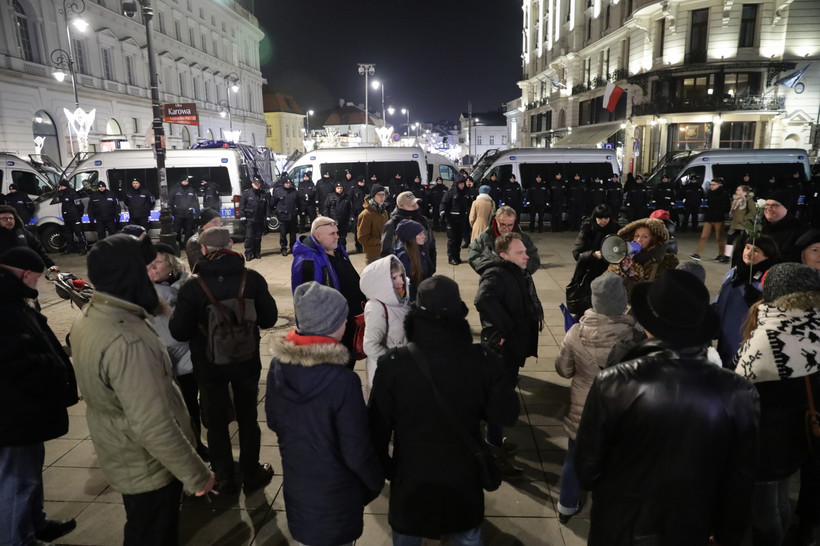 Policja zabezpiecza na Krakowskim Przedmieściu obchody 93. miesięcznicy smoleńskiej