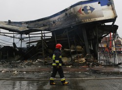 Czy ktoś seryjnie podpala hipermarkety?