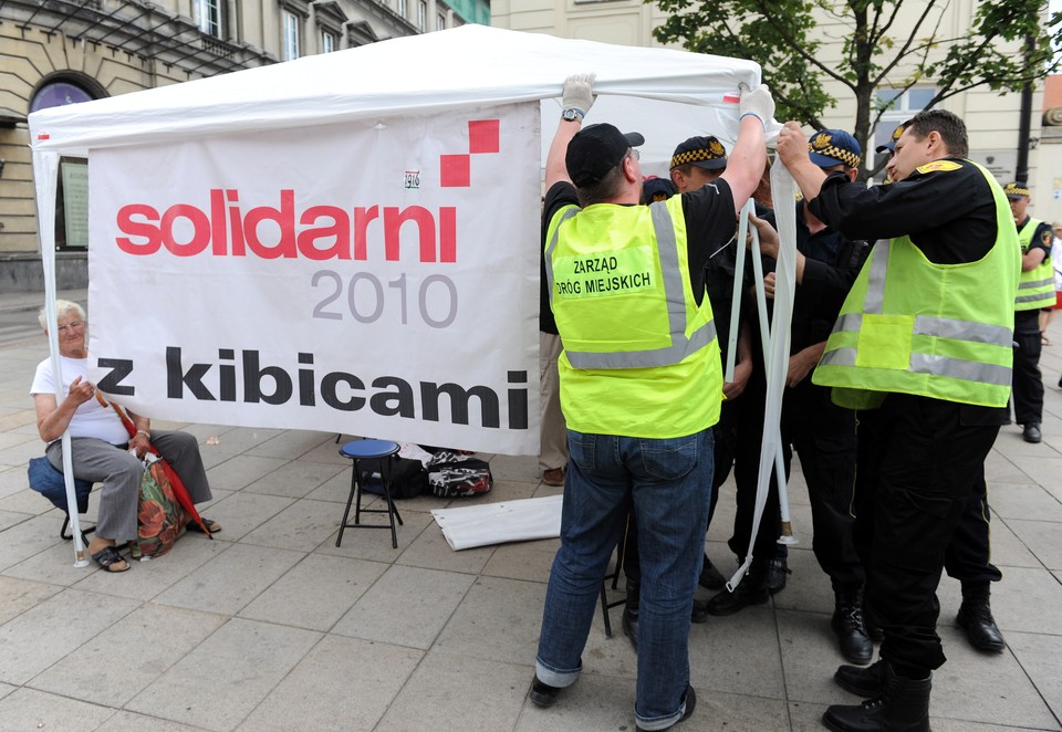 Funkcjonariusze Straży Miejskiej usuwają namiot "Solidarnych 2010", fot. PAP/Grzegorz Jakubowski