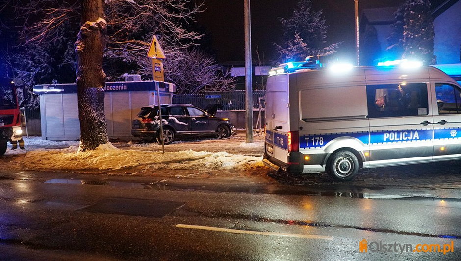 Wjechała z impetem w kiosk firmy ubezpieczeniowej w Gutkowie 