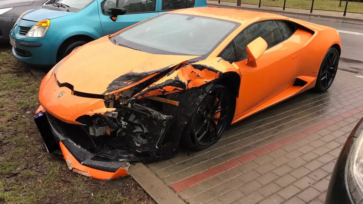 Kierowca Lamborghini uciekł z miejsca zdarzenia