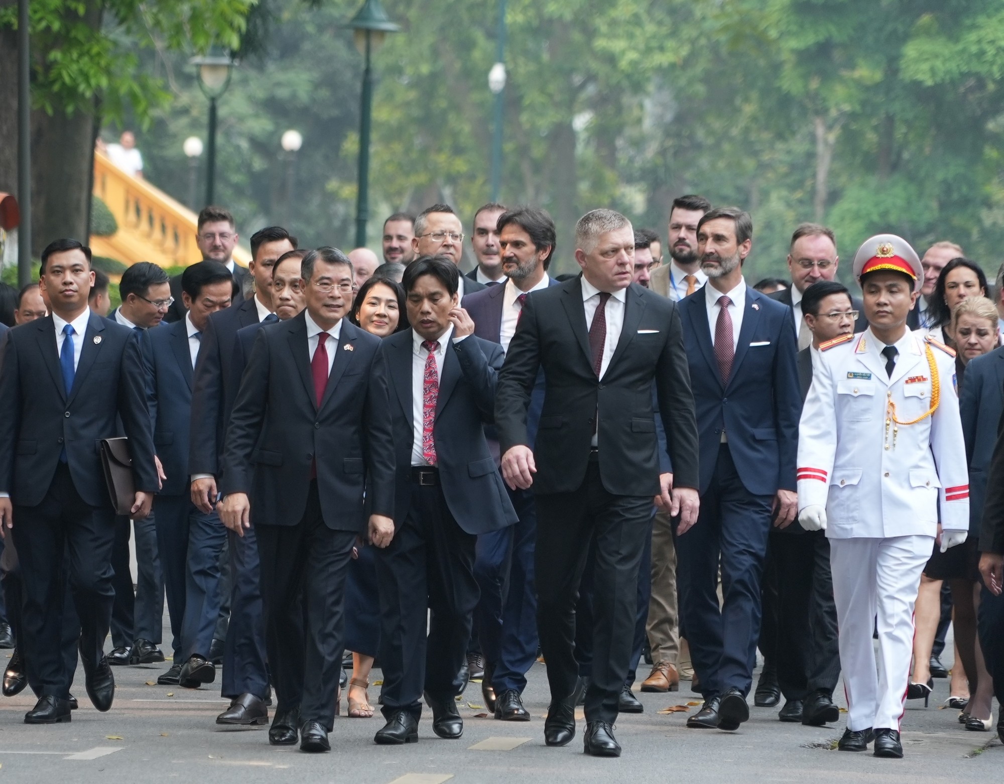 Priemér Robert Fico (uprostred vpravo), za ním vpravo minister Juraj Blanár a vľavo minister Robert Kaliňák a vietnamský premiér Le Minh Hung (uprostred vľavo).