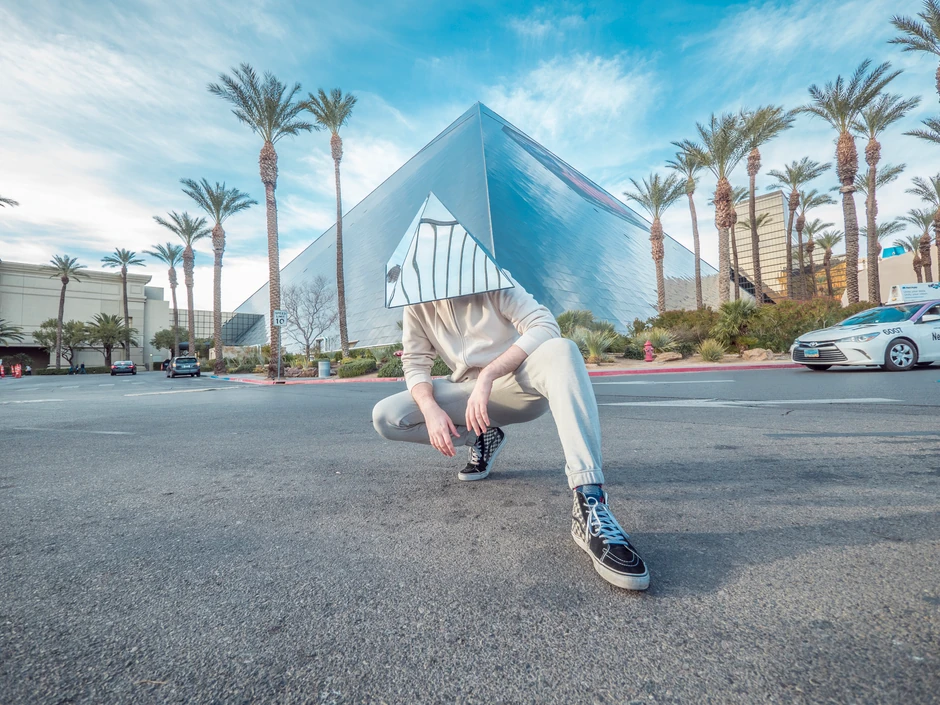 Lice krije piramidom od stakla i tako reflektuje pozitivne stvari na okolinu