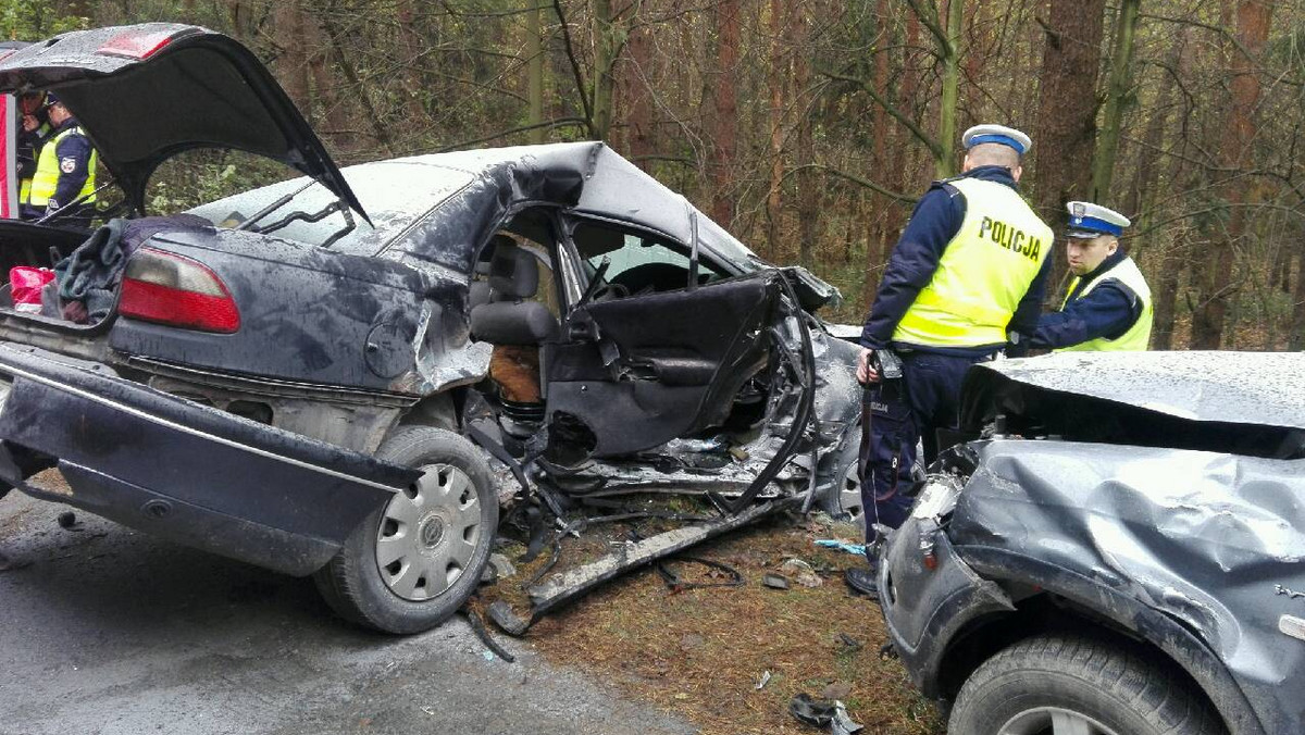 Do tragicznego wypadku doszło dziś rano na drodze wojewódzkiej nr 764 w powiecie kieleckim. Pomiędzy miejscowościami Chańcza a Raków zderzyły się dwa auta osobowe. Na miejscu zginęły tam trzy osoby, a jedna została ranna. Droga jest całkowicie zablokowana.