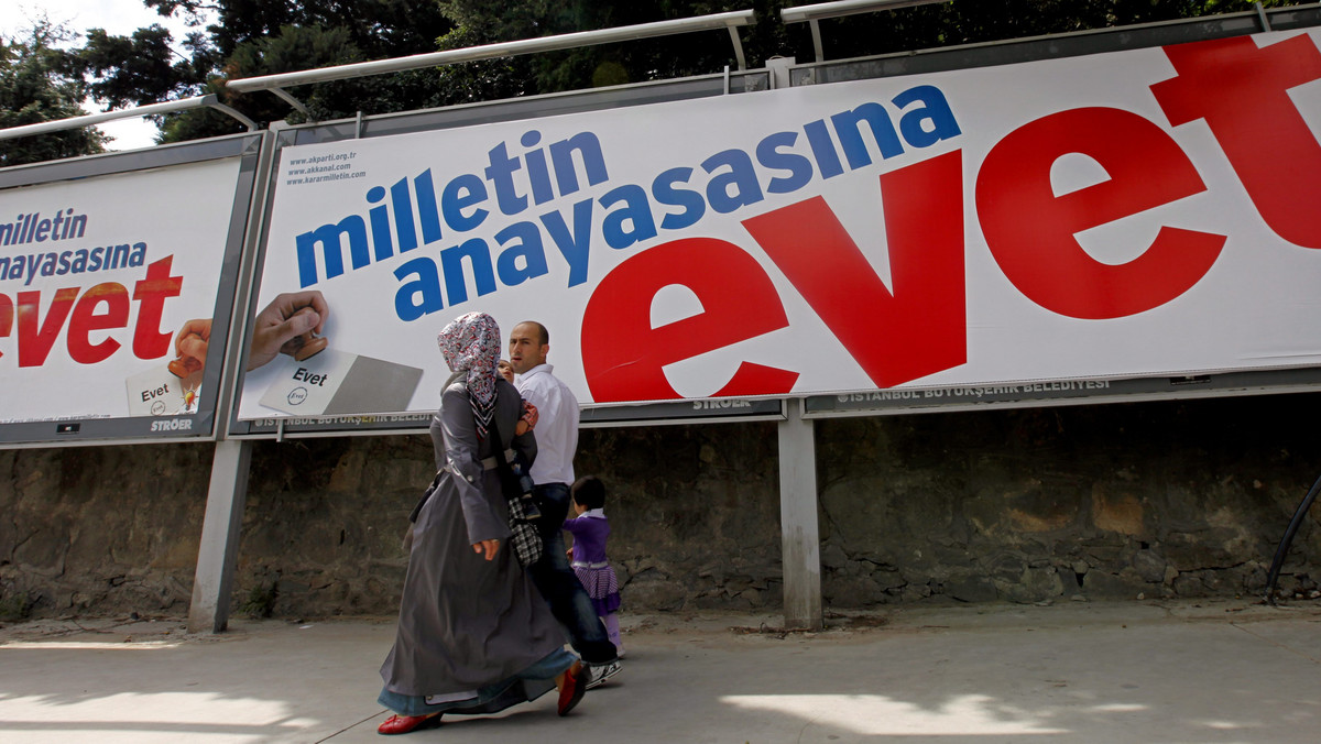 Turcy zdecydują dziś, czy chcą zmniejszyć uprawnienia sądów wyższych instancji, które w swych orzeczeniach często kontestują politykę rządu, a także wpływów armii, nieprzychylnej wobec obecnych władz. Według sobotniego sondażu, w specjalnie zorganizowanym referendum, większość Turków opowie się za zmianami w konstytucji.