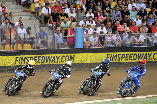 Polacy Bartosz Zmarzlik (kask czerwony), Paweł Przedpełski (niebieski) i Maciej Janowski (żółty) oraz Szwed Fredrik Lindgren (biały) podczas żużlowego Grand Prix Polski we Wrocławiu