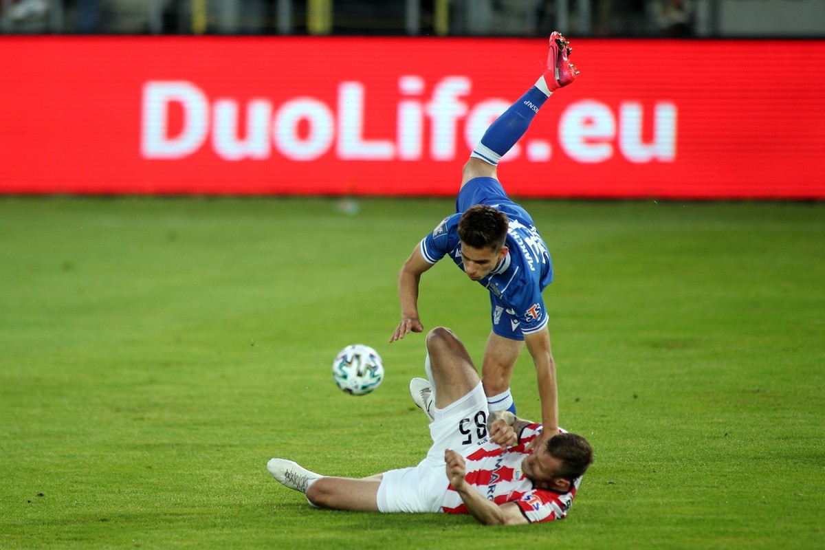 Piłkarz Cracovii David Jablonsky (dół) i Filip Marchwiński (góra) z Lecha Poznań podczas meczu grupy mistrzowskiej Ekstraklasy