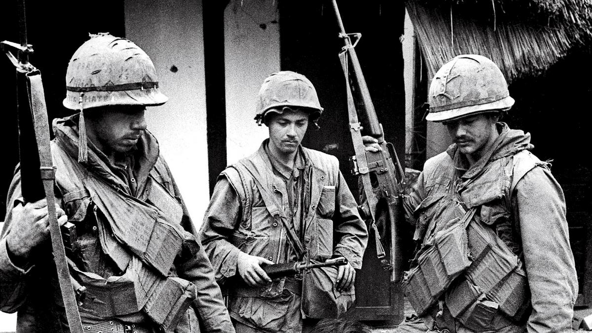 Żołnierze amerykańscy z pojmanym bojownikiem Wietkongu