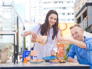 Urszula Nizio i Patryk Sienkiewicz dwa lata temu wpadli na pomysł sprzedaży produktów z owadów jadalnych. Założyli razem firmę FoodBugs, która dystrybuuje m.in. batony proteinowe czy chipsy ze świerszczy fot. FoodBugs