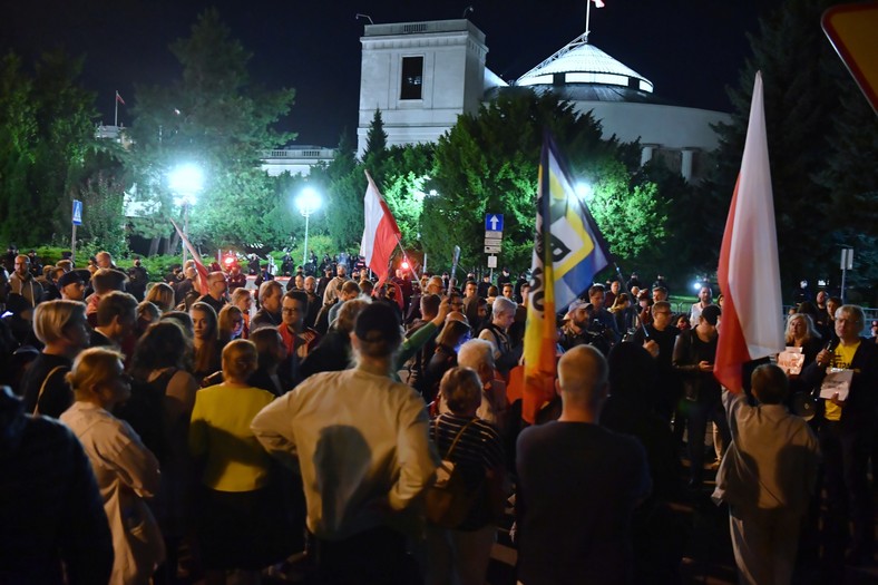 Warszawa, 11.08.2021. Protestujący zbierają się przed Sejmem w Warszawie, po tym jak izba przyjęła nowelizację ustawy o radiofonii i telewizji, 11 bm. (mr) PAP/Piotr Nowak