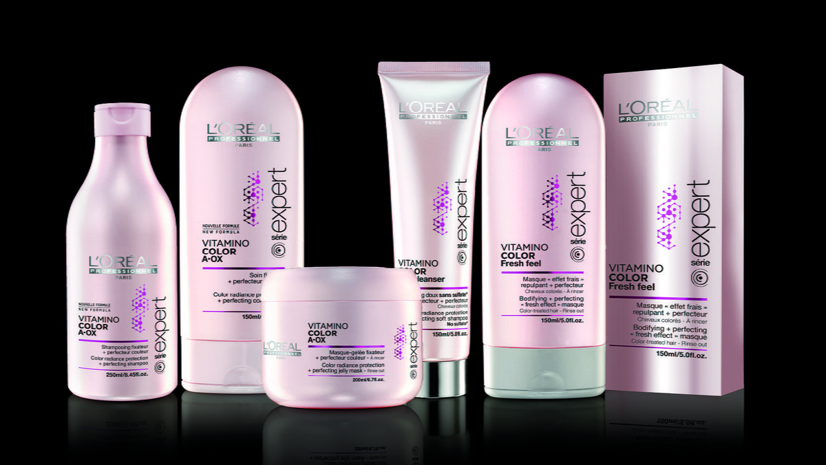 L’Oréal Professionnel prezentuje popularną serię VITAMINO COLOR w nowej, odnowionej formule. VITAMINO COLOR A-OX to profesjonalna linia pielęgnacyjna zaprojektowana z myślą o włosach koloryzowanych, doskonała jako propozycja dla klientek zarówno w dniu koloryzacji, jak i pomiędzy zabiegami. VitaminoColor A-OX to kompleksowa pielęgnacja włosów koloryzowanych, w skład której wchodzą: szampon, odżywka oraz maska-żel, których najważniejszą funkcją jest ochrona koloru.