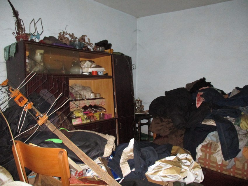 Telo jednog od muškaraca pronađeno je u sobi kako leži na krevetu