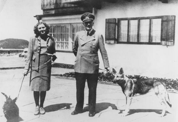 Eva Braun i Adolf Hitler z dwoma psami, Wulfem i Blondi, w rezydencji Berghof, 1942 r.