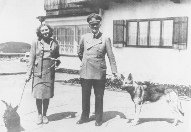 Eva Braun i Adolf Hitler z dwoma psami, Wulfem i Blondi, w rezydencji Berghof, 1942 r.