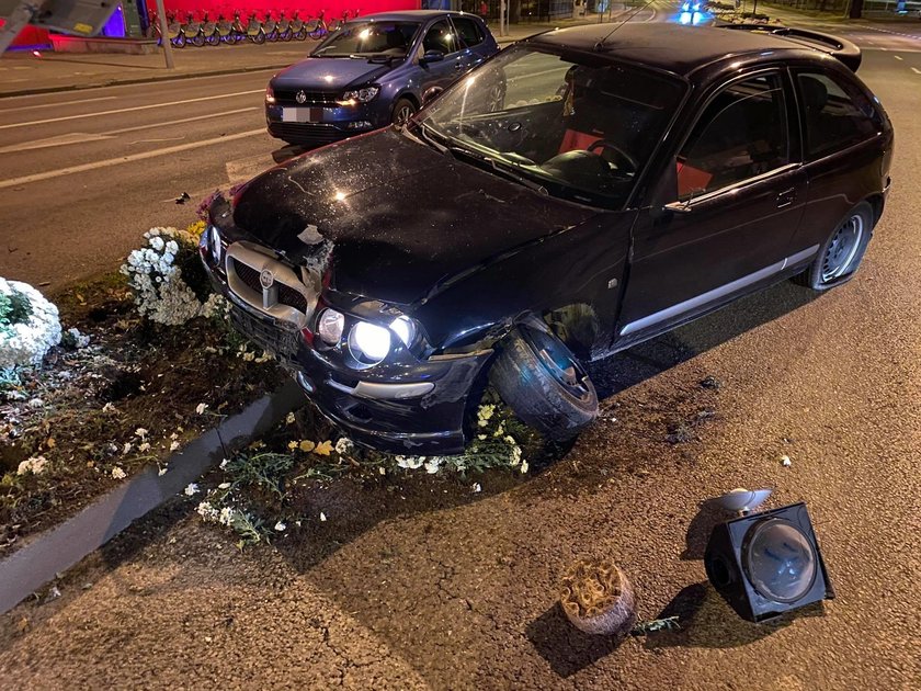 Z rovera wysiedli kierowca oraz pasażerka. Nie zainteresowali się ranna na pasach