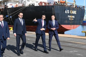 Premier Mateusz Morawiecki, prezes zarządu Morskiego Portu Gdynia Jacek Sadaj, sekretarz stanu w Ministerstwie Funduszy i Polityki Regionalnej, pełnomocnik rządu ds. CPK Marcin Horała i sekretarz stanu w Ministerstwie Infrastruktury Marek Gróbarczyk po wizycie w Morskim Porcie Gdynia