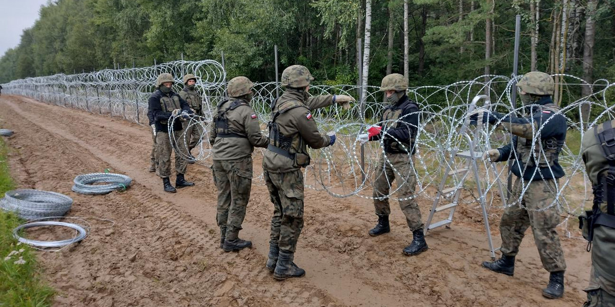 Na razie na granicy z Białorusią wojsko postawiło zasieki z drutu kolczastego