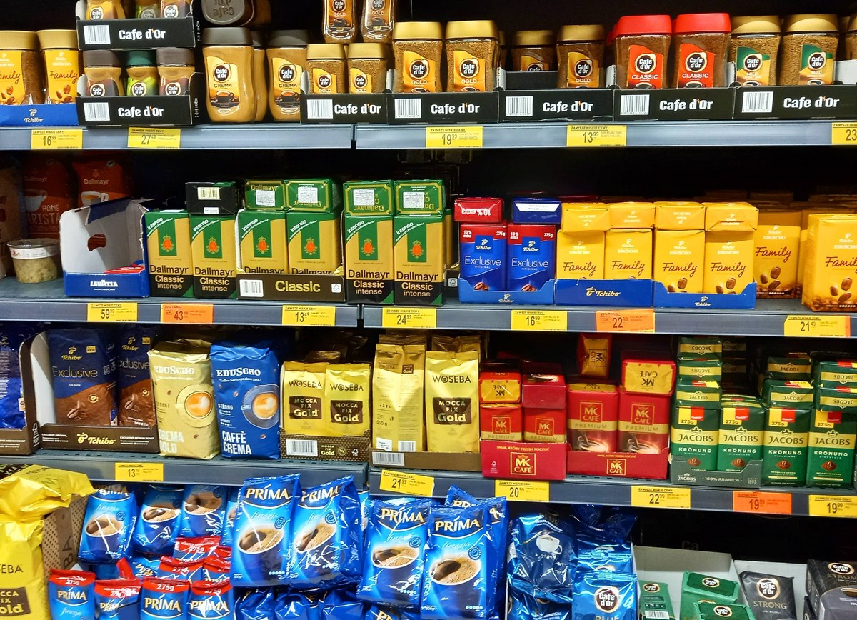 Półka sklepowa wypełniona produktami spożywczymi, kawami