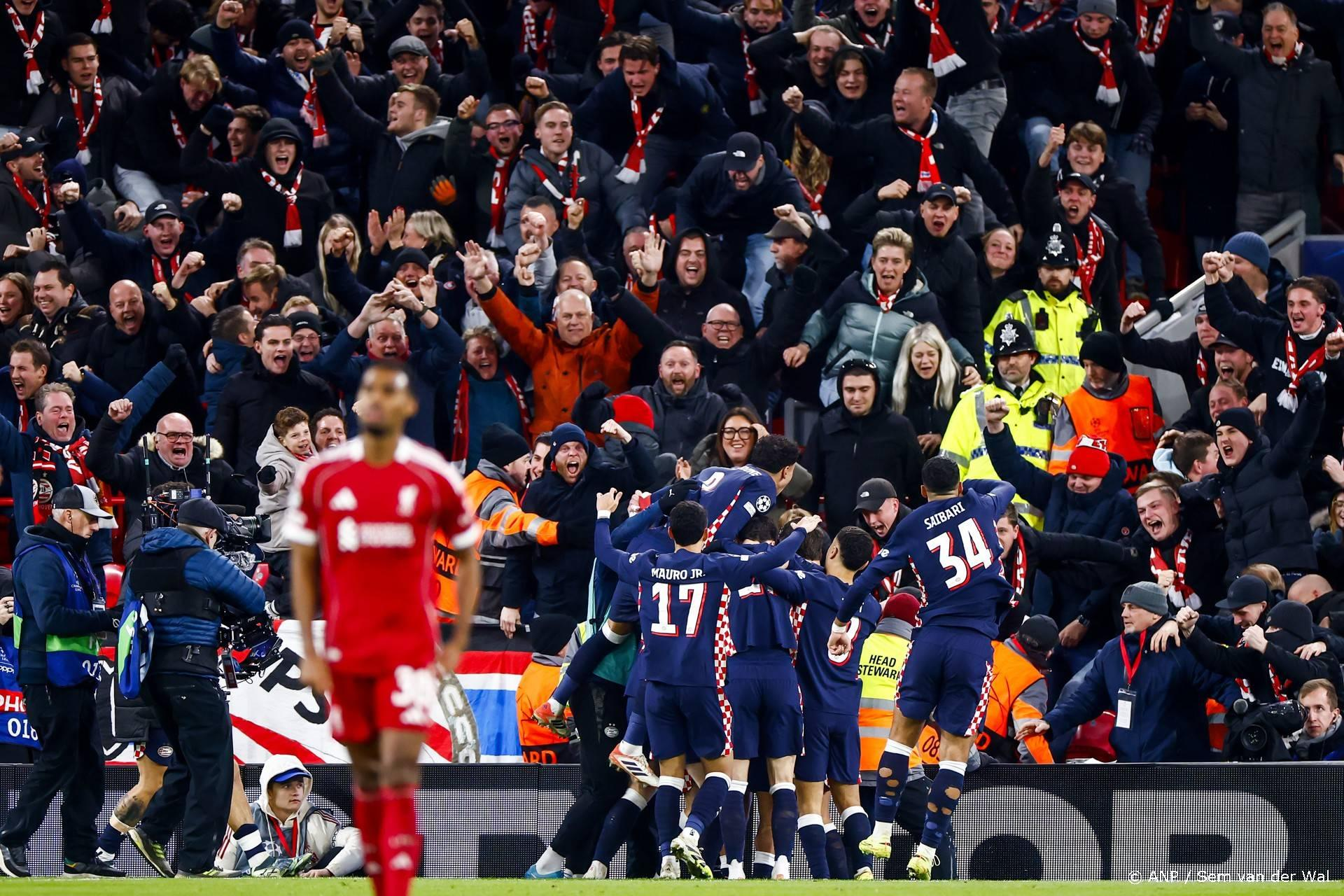 Sensatie op Anfield: PSV stunt met 4-1 tegen Liverpool