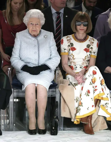 Elżbieta II i Anna Wintour na pokazie Richarda Quinna w ramach London Fashion Week 2018 