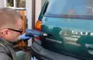 Usuwanie starych naklejek z auta: czasem trzeba jeszcze raz podgrzać czyszczone miejsce, by usunąć resztkę folii