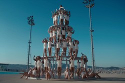 Dua Lipa wspina się na wieżę z mężczyzn w nowym klipie