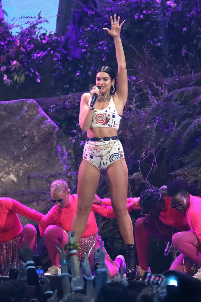 Brit Awards 2019: Dua Lipa i jej kreacje