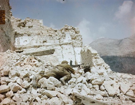 Brytyjski żołnierz z karabinem maszynowym Bren w ruinach Monte Cassino (domena publiczna).