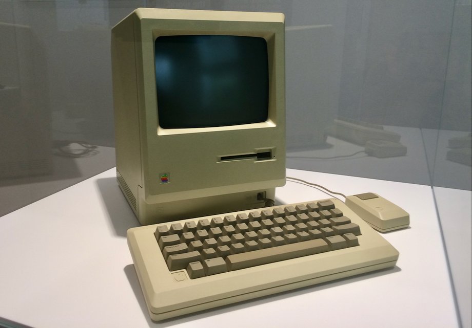 W Pradze mieści się jedyne na świecie prywatne Apple Museum. Gromadzi ono wciąż działające sprzęty spod znaku jabłka, a także pamiątki związane ze Steve'em Jobsem (można tu zobaczyć jego niezmienny zestaw ubrań - czarny golf, jeansy i sneakersy). Kolekcja liczy 472 eksponaty z lat 1976-2012. 