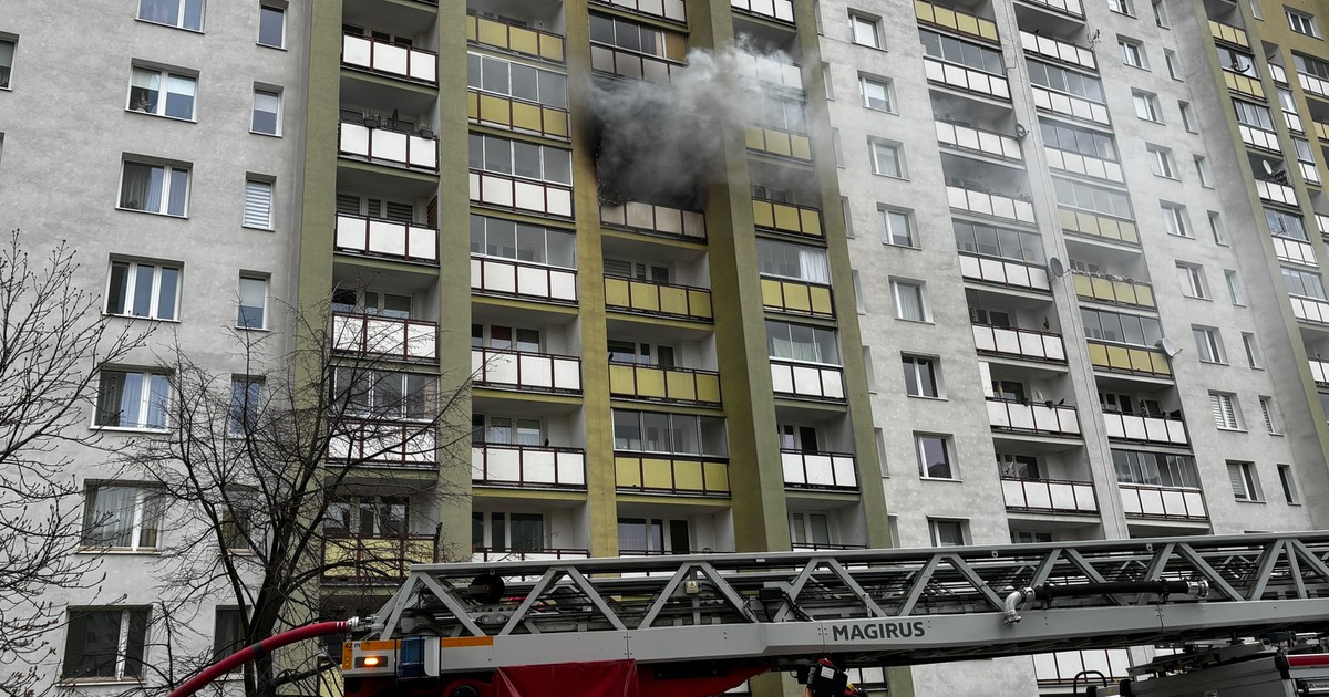 Pożar mieszkania w Warszawie. Na miejscu pięć zastępów straży pożarnej