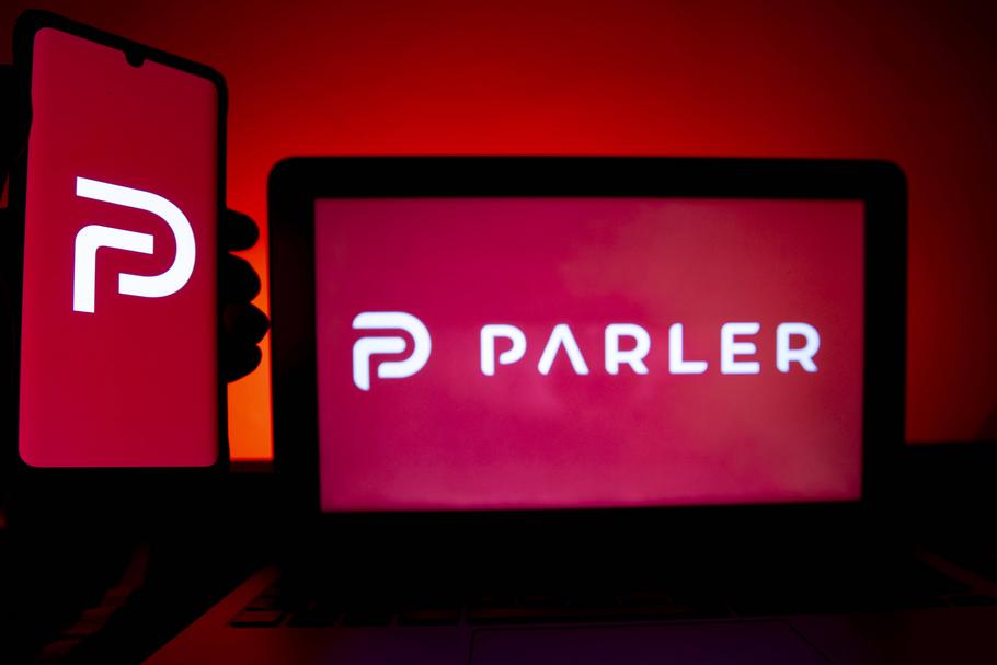 Parler został założony w 2018 r. przez informatyka Johna Matze, Jareda Thomsona oraz republikańską donatorkę Rebekę Mercer
