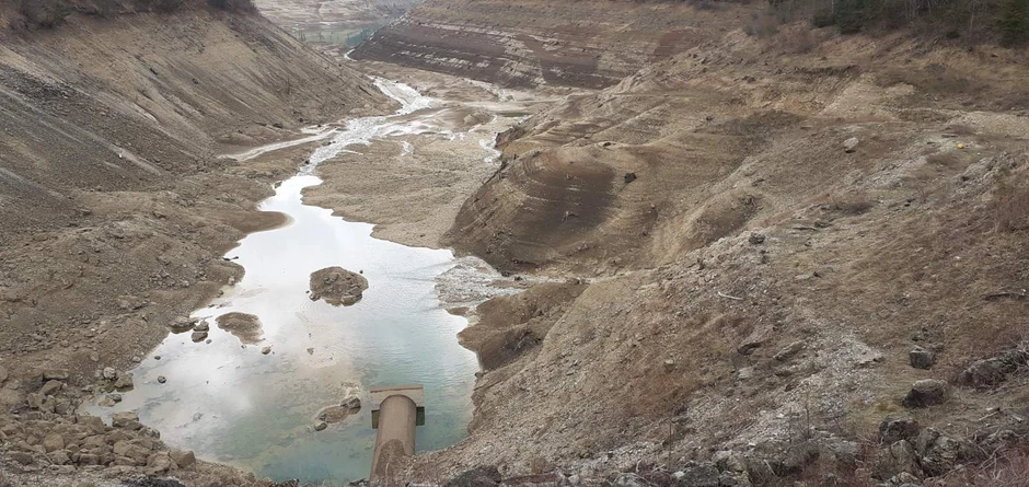 Vodostaj jezera opao, zalivi presušili: Zaovine ovih dana izgledaju sablasno