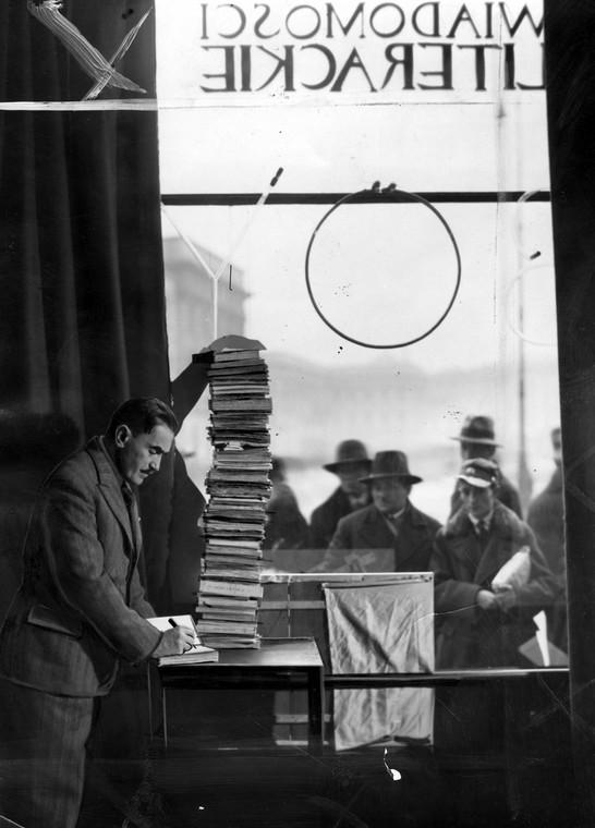 Tadeusz Boy-Żeleński podczas podpisywania swoich książek w lokalu "Wiadomości Literackich" w Warszawie (1932)