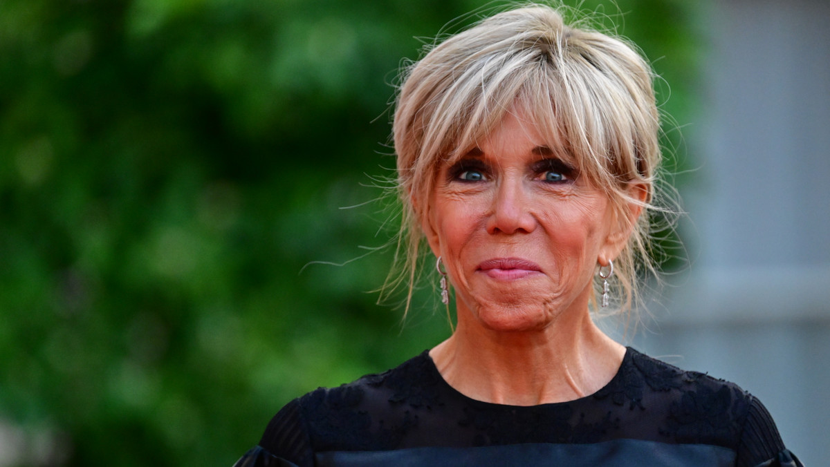 Brigitte Macron poświęciła swoją karierę dla męża. Czyta każde słowo