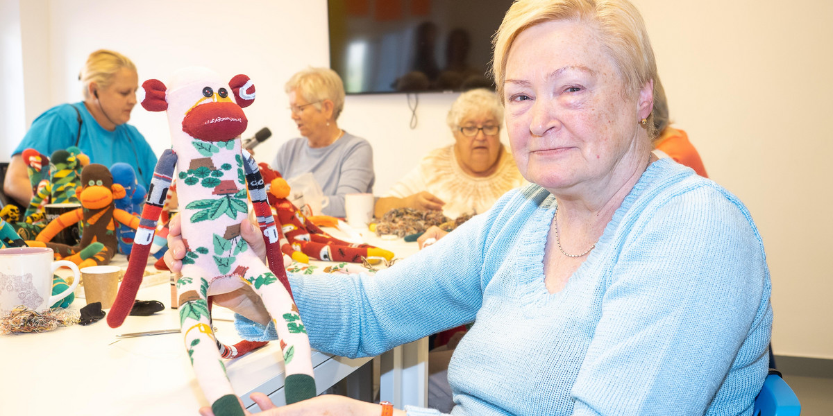 Seniorki szyją małpki 