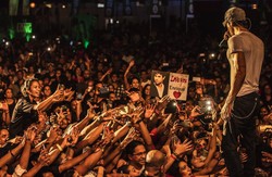 Enrique Iglesias na cenzurowanym. Prezydenta Sri Lanki zdenerwowały latające biustonosze