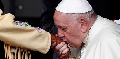 "Pielgrzymka pokutna" papieża Franciszka. Zaczęła się od symbolicznego gestu