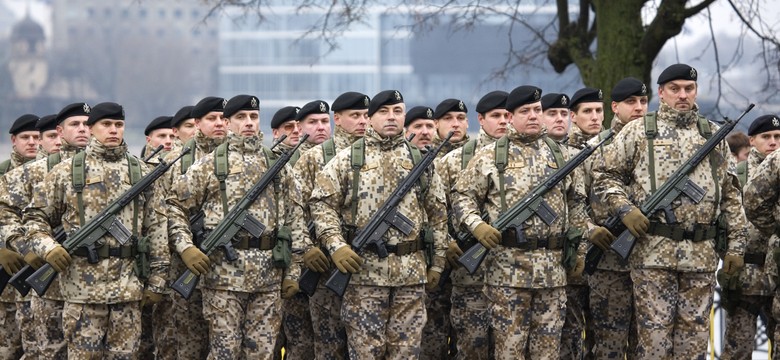 Prosi NATO o pomoc, ale nakłady na wojsko tnie. Krytykują Łotwę