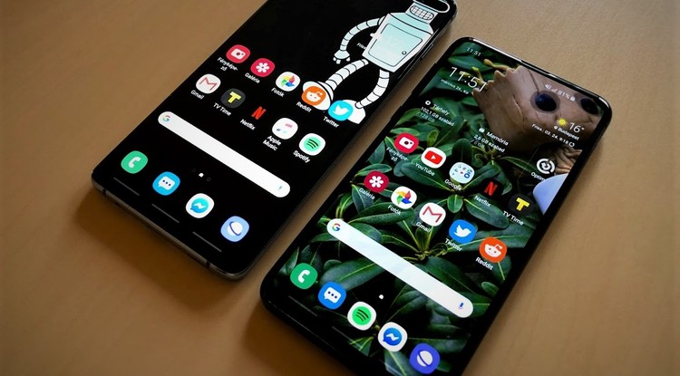 A Galaxy S10+ és a Galaxy S10e egymás mellett /Fotó: Virág Dániel