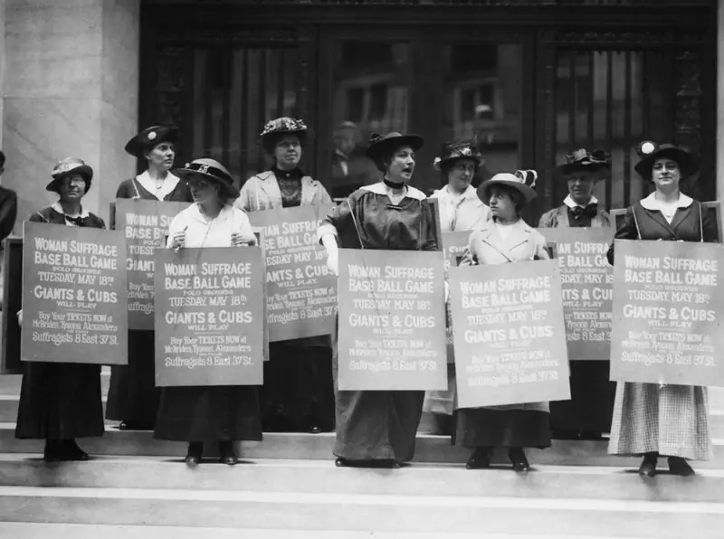 Emancypacja kobiet. Sufrażystki w 1915 roku / Getty Images / FPG / Staff