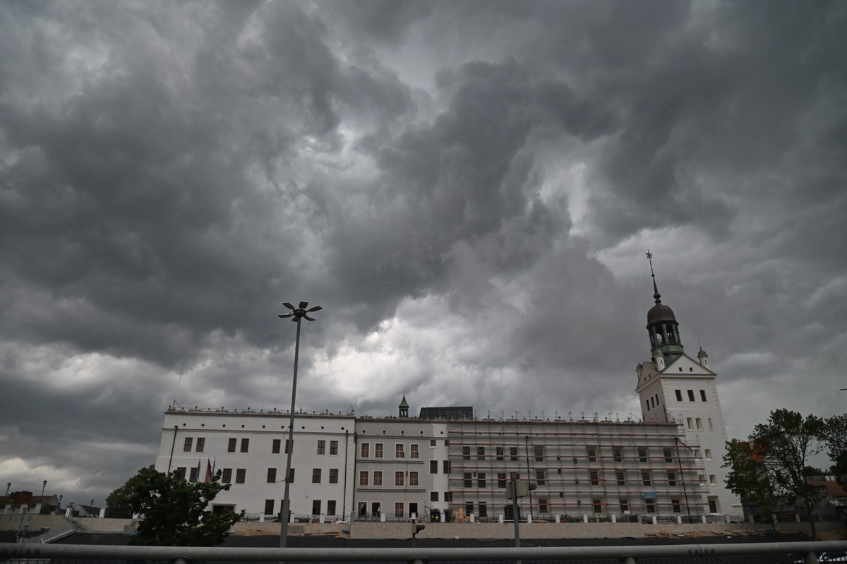 IMGW ostrzega przed deszczem i burzami niemal w całym kraju
