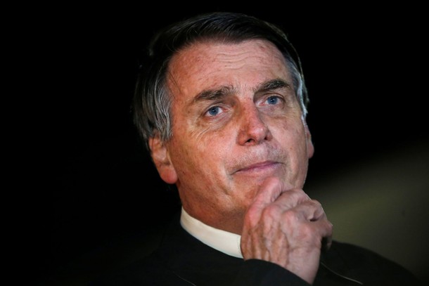 Jair Bolsonaro zamyka oczy na wirusa. 