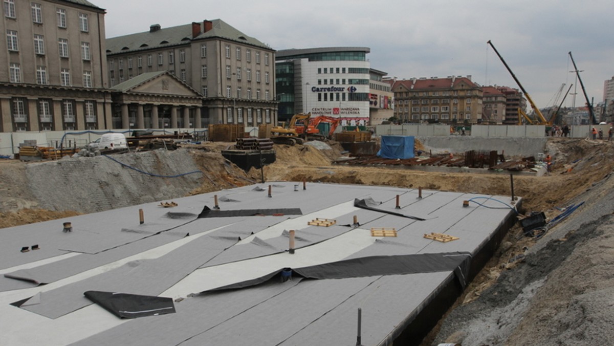 Gotowy strop, tory odstawcze, wykopy na głębokości kilkunastu metrów - na przyszłej stacji II linii metra Dworzec Wileński prace idą pełną parą. Ich efekty są o tyle ważne, że istnieje możliwość, że to stąd ruszą tarcze mające wydrążyć tunel pod Wisłą. Prezentujemy, jak dziś wygląda przyszła stacja na Pradze.