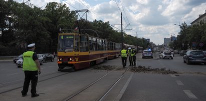 TIR wysypał gruz na tory tramwajowe w Łodzi. Utrudnienia