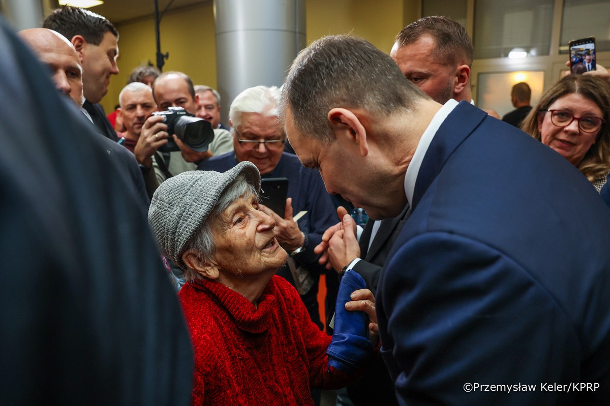 Prezydent Karol Nawrocki podpisuje ustawę „Godna Emerytura”
