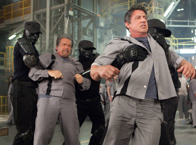 Sylvester Stallone i Arnold Schwarzenegger w filmie 'Plan ucieczki'