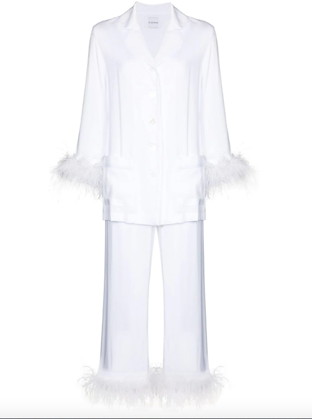 Weisses Pyjama mit Federn von Sleeper für 299 Franken, via Farfetch.