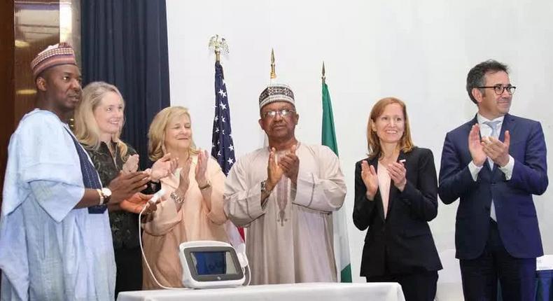 Nigeria’s minister of state Dr Osagie Ehanire, Executive Director of the National Primary Health Care Development Agency (NPHCDA) Dr. Ado Mohammed, GE chairman and chief executive officer Jeffery Immelt and others at the launch.